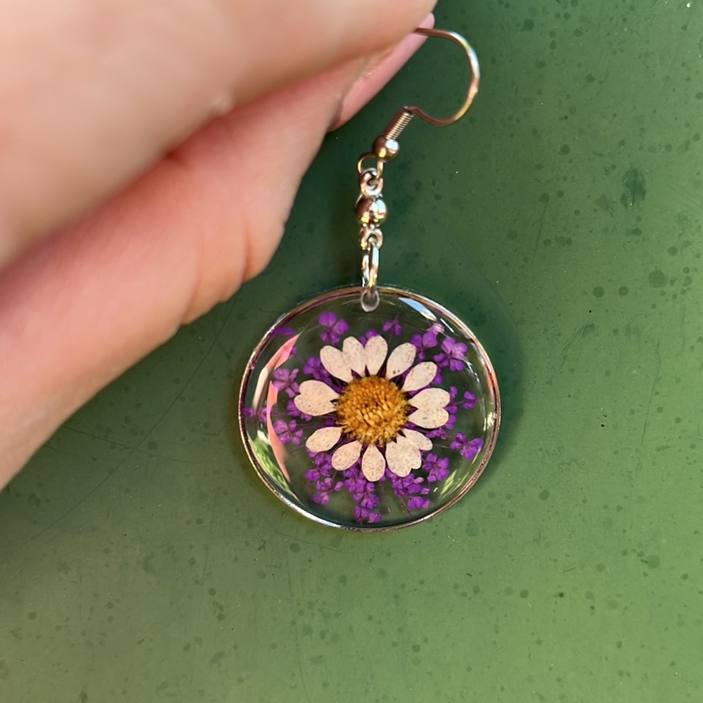 New Handmade Dried and Pressed Flower Resin Disk Earrings - Picture 7 of 17
